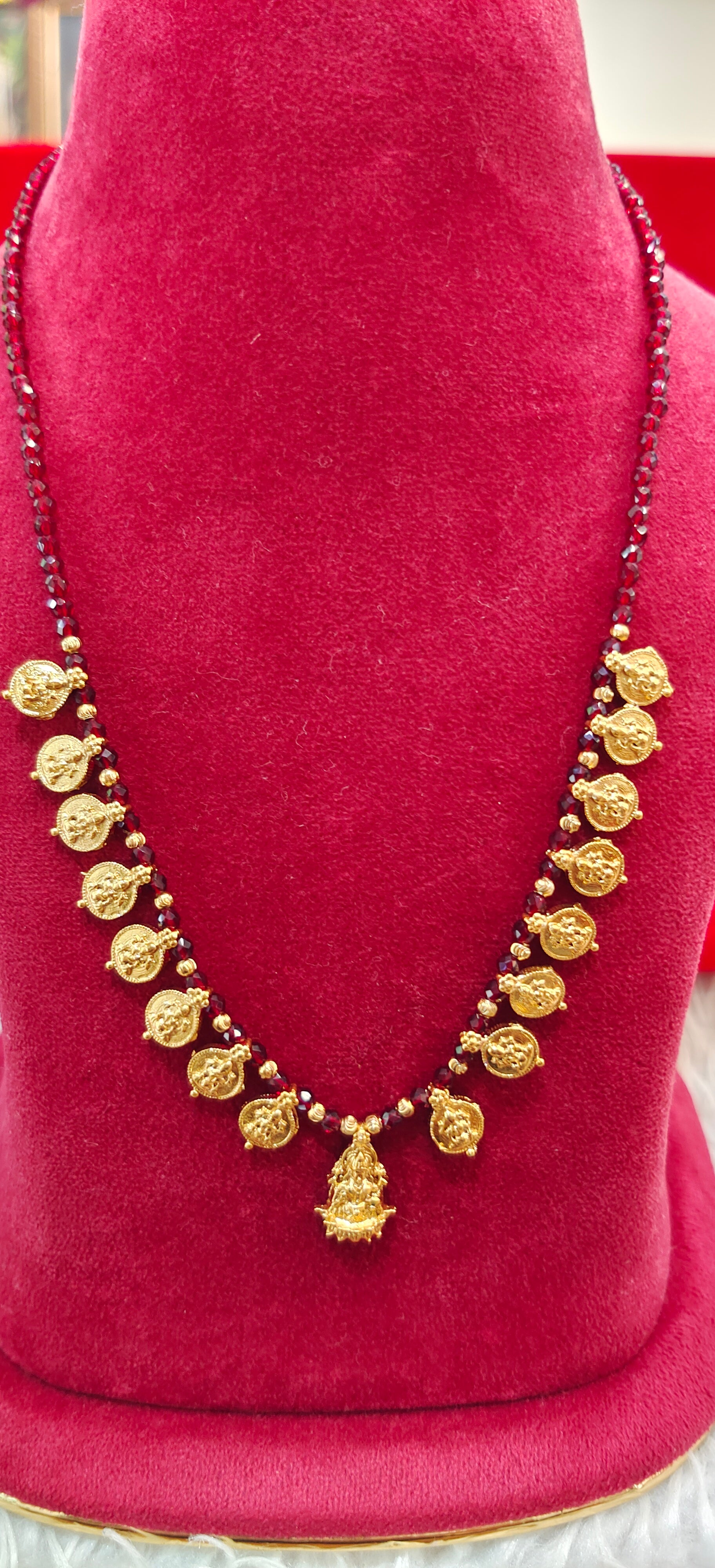 Maroon crystal kaasu maala