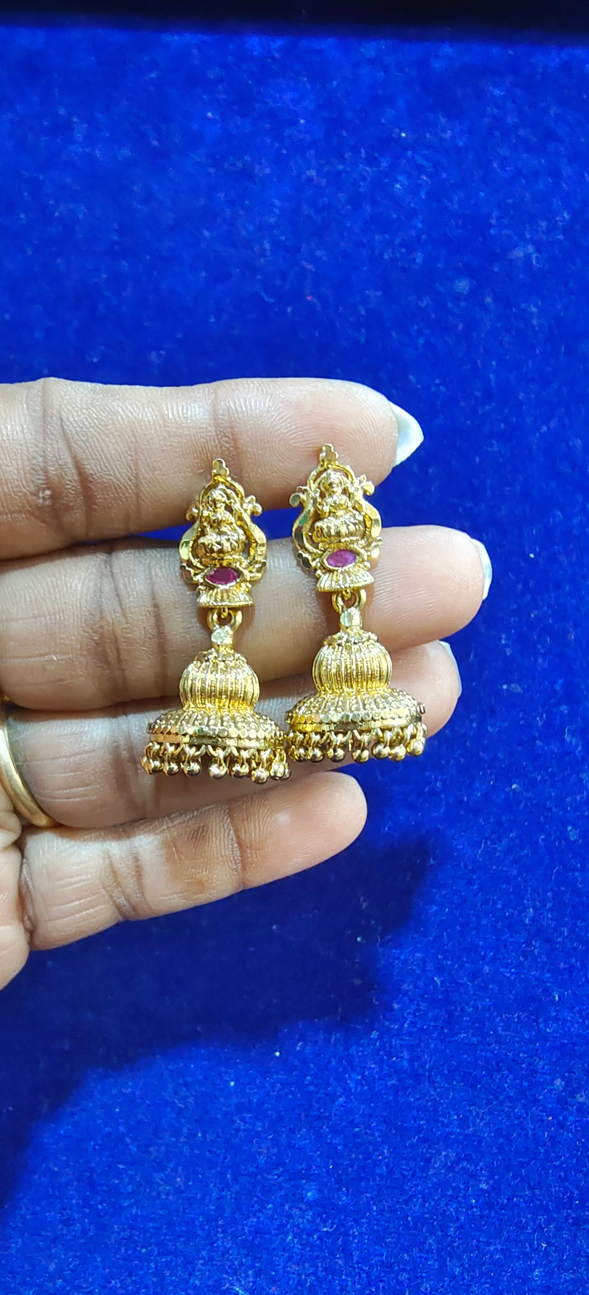 Gold look screw back buttalu