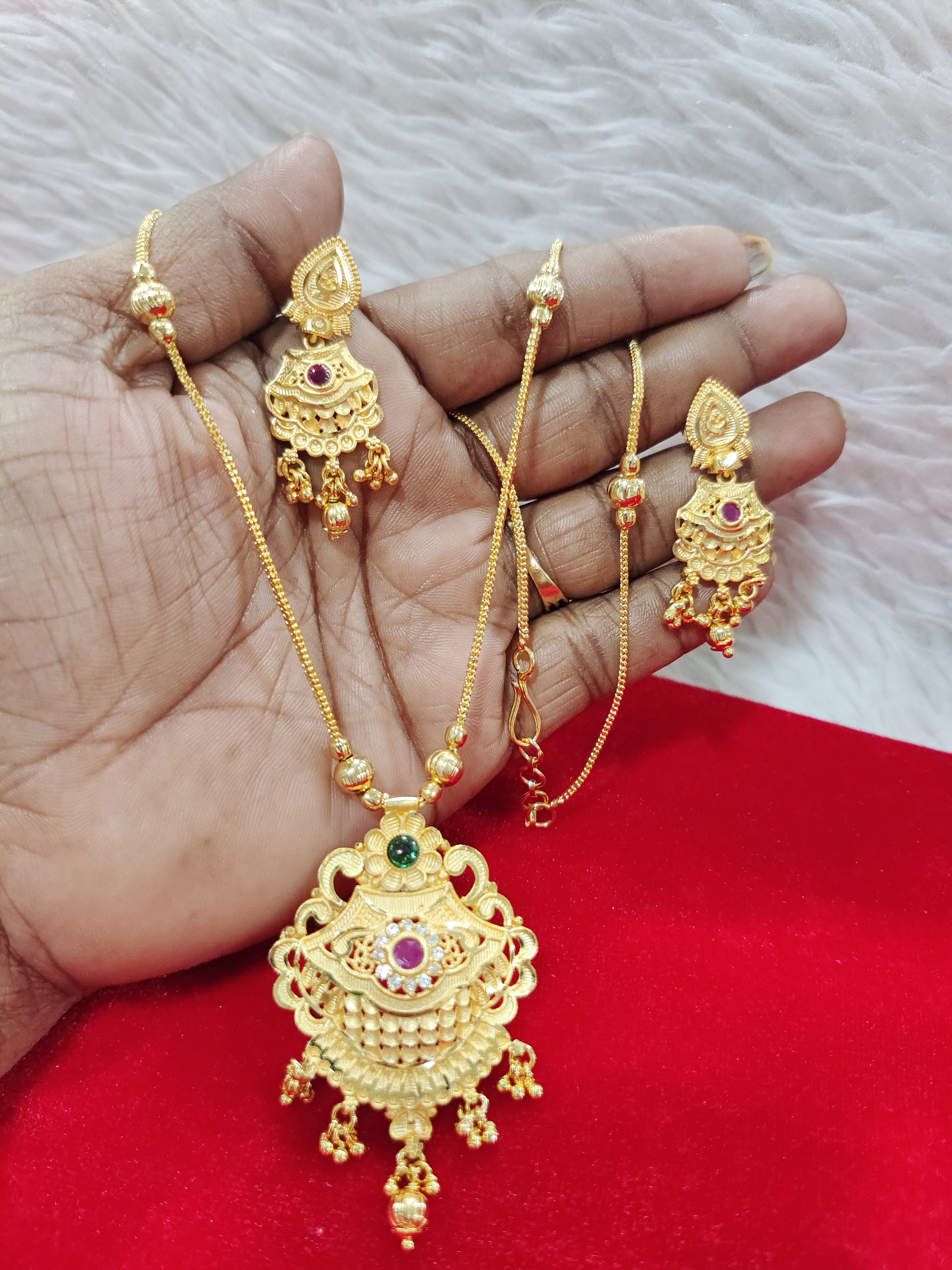 Locket chain with earrings