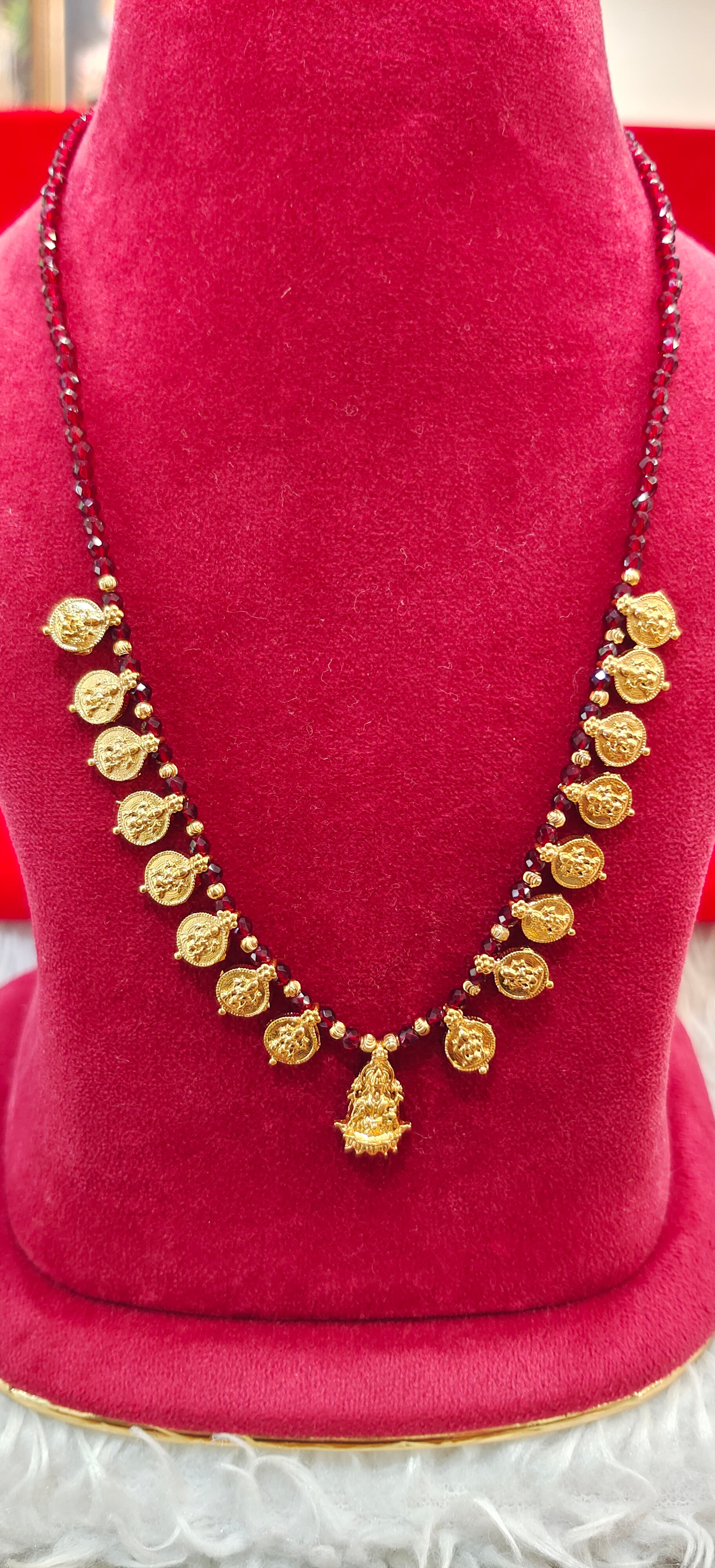 Maroon crystal kaasu maala