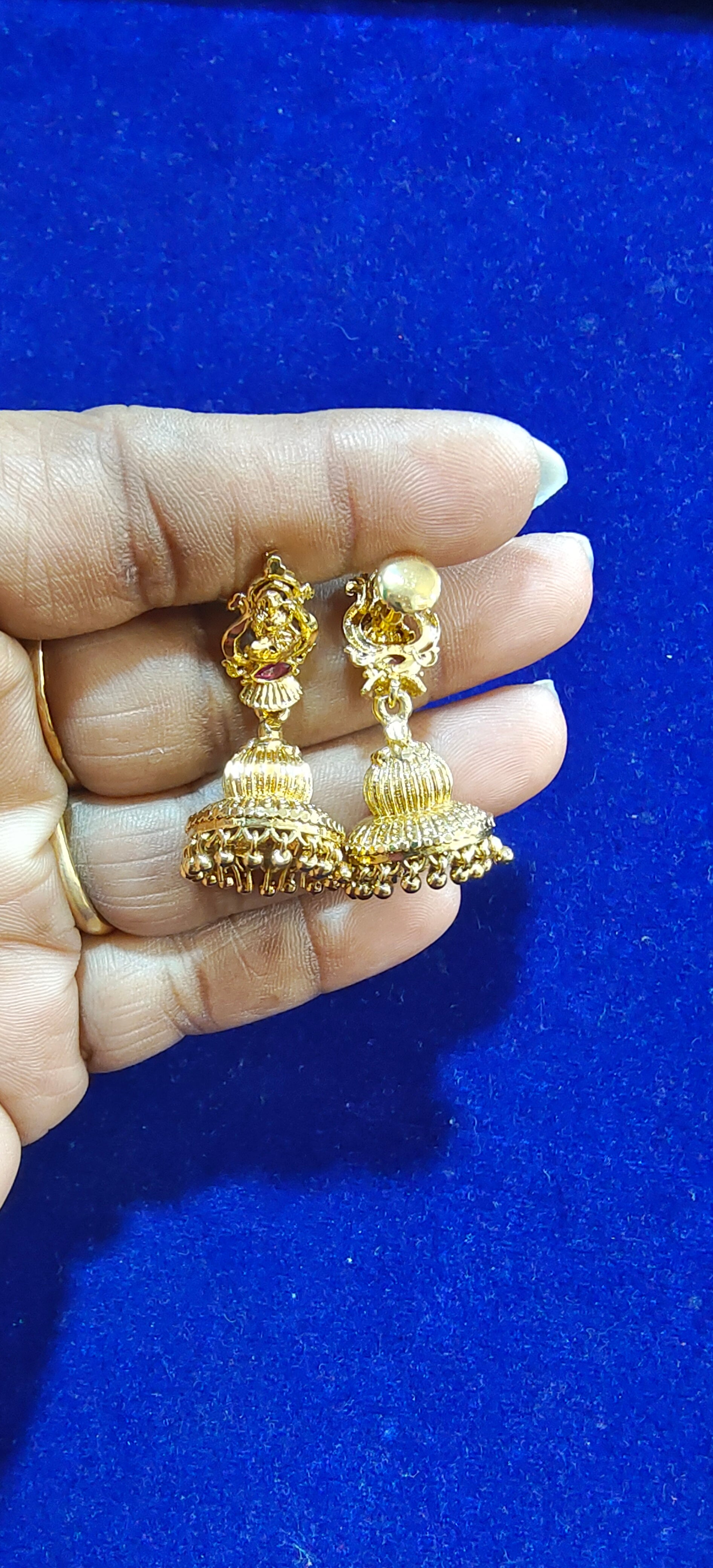 Gold look screw back buttalu